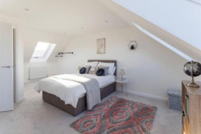 Luxury 3-Bedroom, 2-Bathroom Home sleeps 7 people